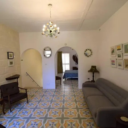 Stylish Maltese Retreat- Stunning Water Views & Ac Apartment