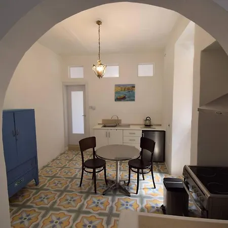 Stylish Maltese Retreat- Stunning Water Views & Ac
