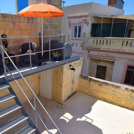 Stylish Maltese Retreat- Stunning Water Views & Ac